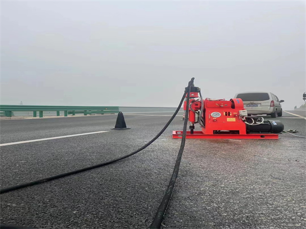 加格达奇马路路基路面开裂下沉注浆加固灌浆